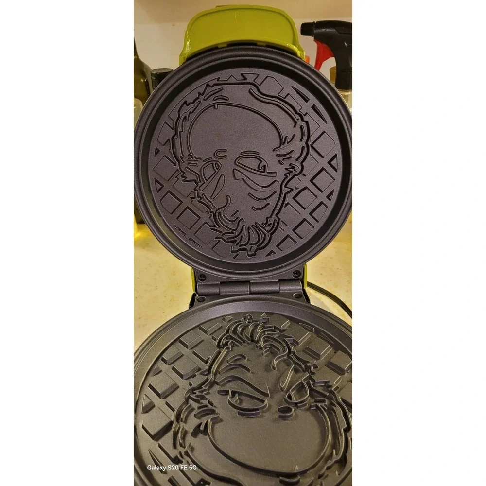 The Grinch‎ Waffle Maker. Uncanny Brands *Tested Works*